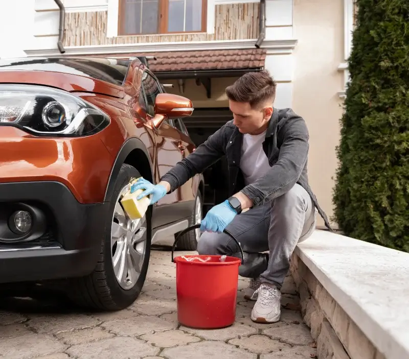 Lavage auto à domicile Saint-Martin-de-Jussac : professionnel intervenant sur un véhicule